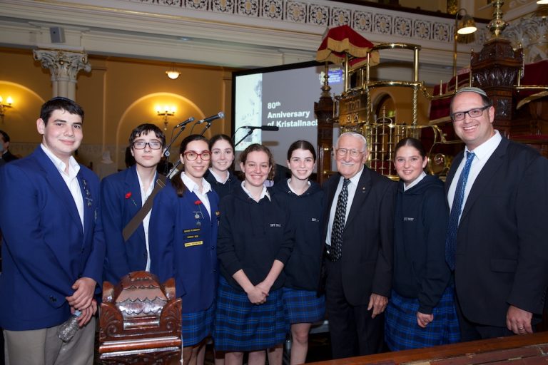 Eddie Jaku OAM with Rabbi Paul Lewin and Masada students